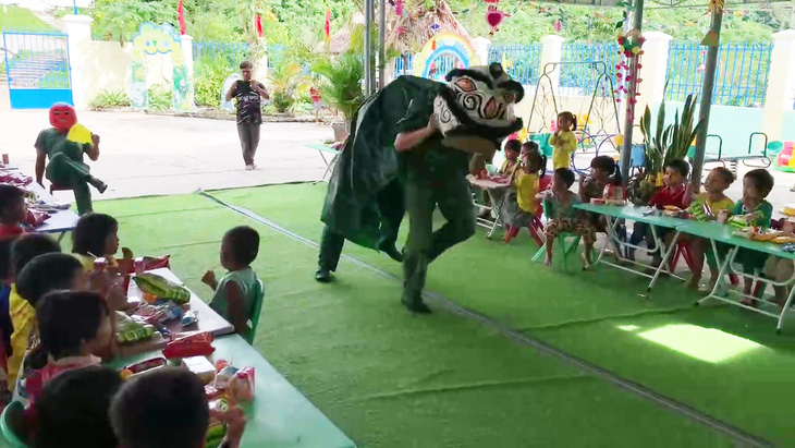 A special lion team performed by border guards to serve children in border areas - Photo: Minh Nhon