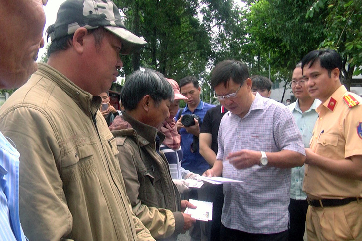 Lực lượng chức năng Đồng Nai hỗ trợ thân nhân các nạn nhân trong vụ tai nạn - Ảnh: MINH THƯ