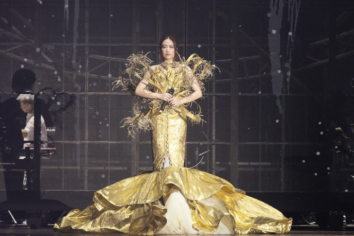 'Đã mắt' với bộ sưu tập trang phục của Hoàng Thùy Linh trong concert - Ảnh 7.