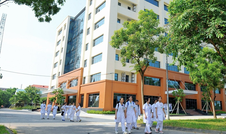 Trường đại học Kỹ thuật y tế Hải Dương tăng học phí sau khi thí sinh trúng tuyển hoàn tất nhập học - Ảnh: HTMU