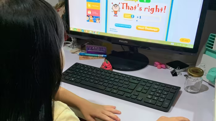 Học sinh Singapore tương tác trên nền tảng học trực tuyến quốc gia - Ảnh: NIKKEI ASIA