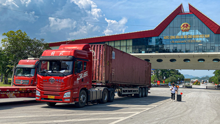 Xe container Trung Quốc phục vụ xuất nhập khẩu di chuyển tại khu vực cửa khẩu Hữu Nghị (tỉnh Lạng Sơn) bên phía Việt Nam - Ảnh: HÀ QUÂN