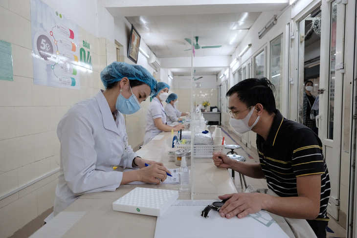 Người dân chờ khám sức khỏe ở Hà Nội - Ảnh: NAM TRẦN