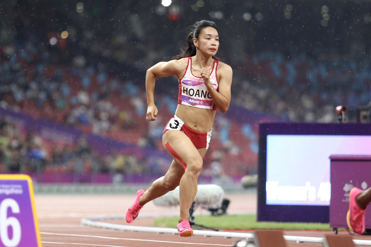 Hoàng Thị Minh Hạnh thi đấu vòng loại 400m nữ vào tối 29-9 - Ảnh: ĐỨC KHUÊ