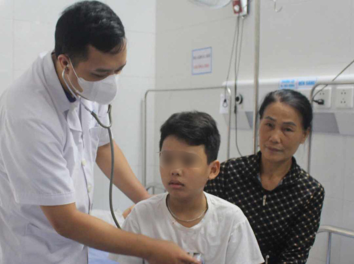 Bác sĩ kiểm tra sức khỏe học sinh nhập viện sau bữa tiệc liên hoan Trung thu tại Tiền Hải, Thái Bình - Ảnh: L.HOÀNG