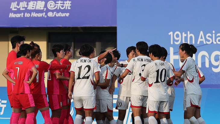 Trận đấu giữa nữ Triều Tiên (áo trắng) và Hàn Quốc diễn ra rất căng thẳng - Ảnh: YONHAP
