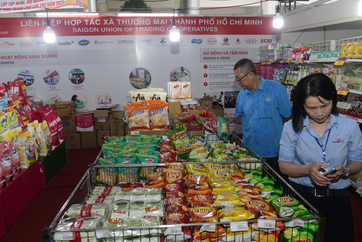 Hàng trăm hàng hóa nhu yếu phẩm của Liên hiệp Hợp tác xã thương mại TP.HCM (Saigon Co.op) khuyến mãi (giảm giá từ 10-40%) tại Ngày hội công nhân - Ảnh: QUANG ĐỊNH