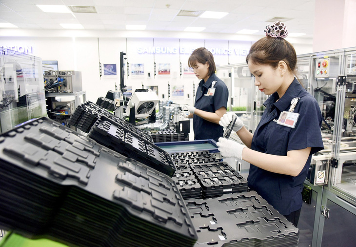Dây chuyền sản xuất thiết bị điện tử của Công ty TNHH Samsung Electronics Việt Nam tại Khu công nghiệp Yên Phong, huyện Yên Phong, tỉnh Bắc Ninh - Ảnh: ĐỨC ANH