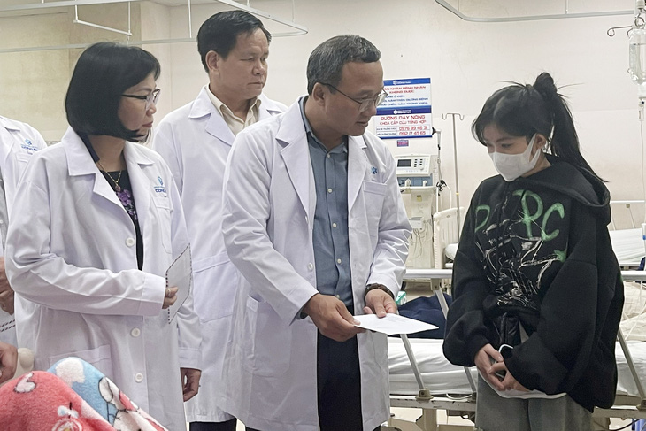 Ông Khuất Việt Hùng cùng lãnh đạo tỉnh Đồng Nai thăm, tặng quà cho người thân nạn nhân đang điều trị tại Bệnh viện Đa khoa Đồng Nai - Ảnh: AN BÌNH
