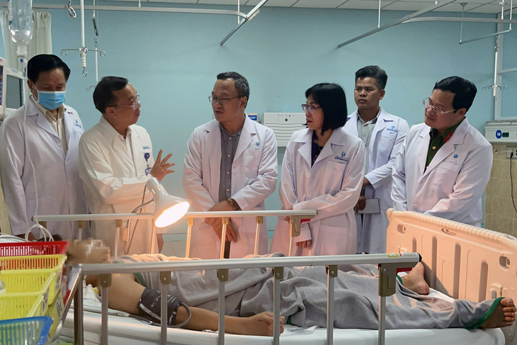 Ông Khuất Việt Hùng cùng lãnh đạo tỉnh Đồng Nai thăm các nạn nhân trong vụ tai nạn giữa xe Thành Bưởi và xe 16 chỗ làm bốn người chết - Ảnh: AN BÌNH