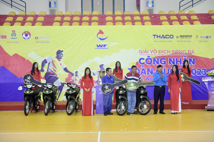 Ban tổ chức Giải bóng đá công nhân toàn quốc tặng hai chiếc xe máy cho công nhân Cần Thơ - Ảnh: QUANG ĐỊNH