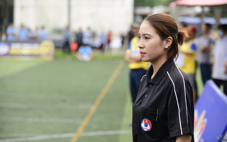 Trọng tài nữ "nụ cười tỏa nắng" khuấy động Giải bóng đá công nhân toàn quốc tại Cần Thơ