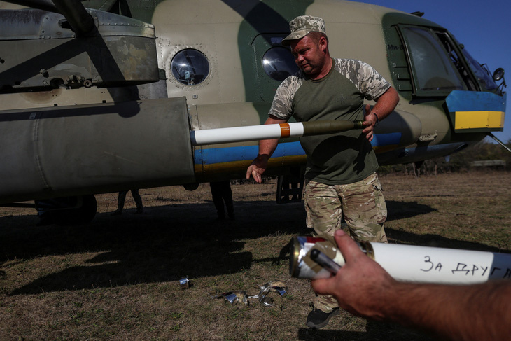 Binh sĩ Ukraine nạp rocket cho trực thăng Mi-8 ở mặt trận phía đông - Ảnh: REUTERS