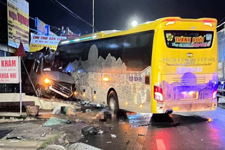 Hiện trường vụ tai nạn giữa xe Thành Bưởi và xe 16 chỗ khiến 5 người chết, 4 người bị thương vào rạng sáng 30-9-2023 - Ảnh: A.B.