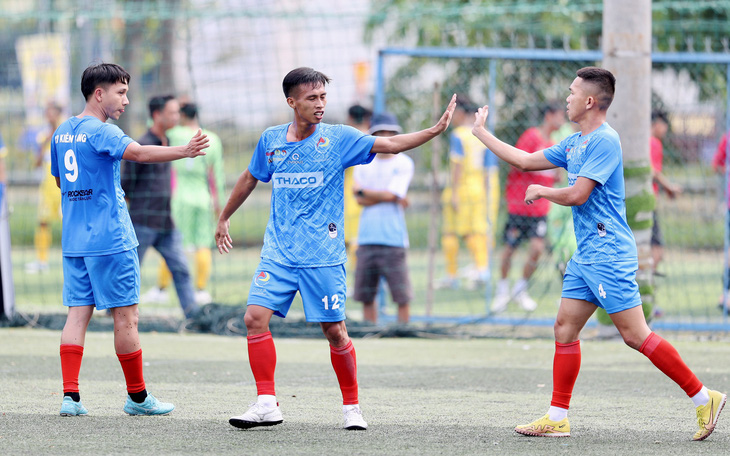 Các đội tranh tài tại Giải bóng đá công nhân toàn quốc ở Cần Thơ - Ảnh: NGUYÊN KHÔI