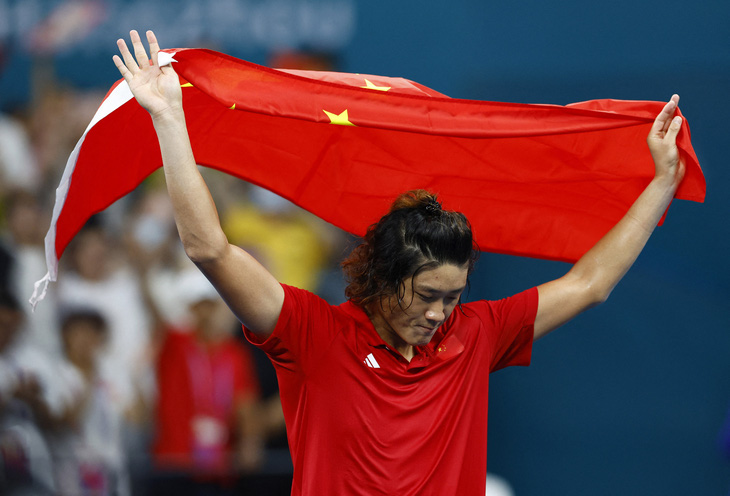 Tay vợt Zhang Zhizhen ăn mừng HCV đơn nam ở Asiad 19 - Ảnh: Reuters