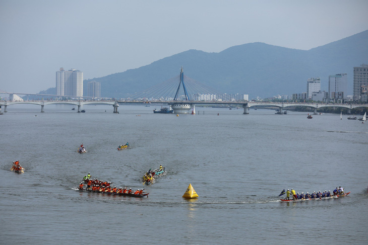 Giải đua thuyền truyền thống trên sông Hàn, TP Đà Nẵng, chào mừng Ngày Quốc khánh 2-9 - Ảnh: V.T.V