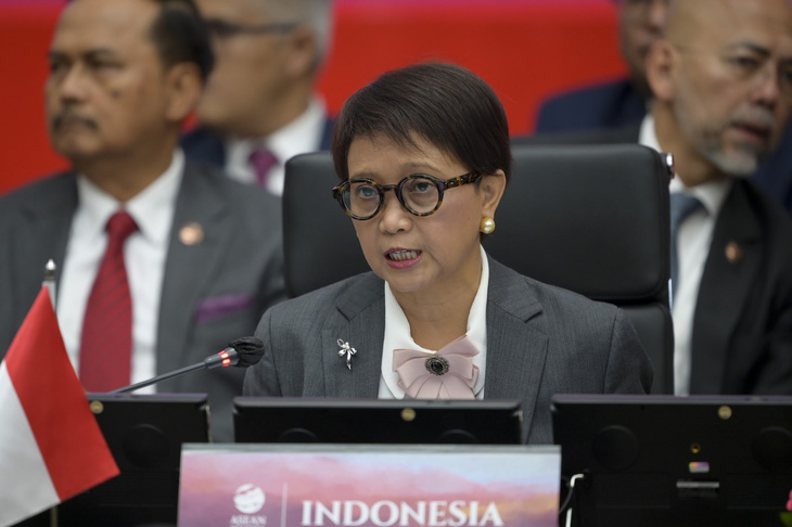 Phát biểu khai mạc, Ngoại trưởng Indonesia Retno Marsudi đề cập những thách thức của khu vực, đồng thời kêu gọi các nước hợp tác để đảm bảo hội nghị thành công. Bà cho rằng hơn 600 triệu người dân ASEAN đang hướng về hội nghị và ASEAN cần chứng minh là một tổ chức vẫn phù hợp, đóng góp cho hòa bình, ổn định và thịnh vượng trong khu vực - Ảnh: AFP