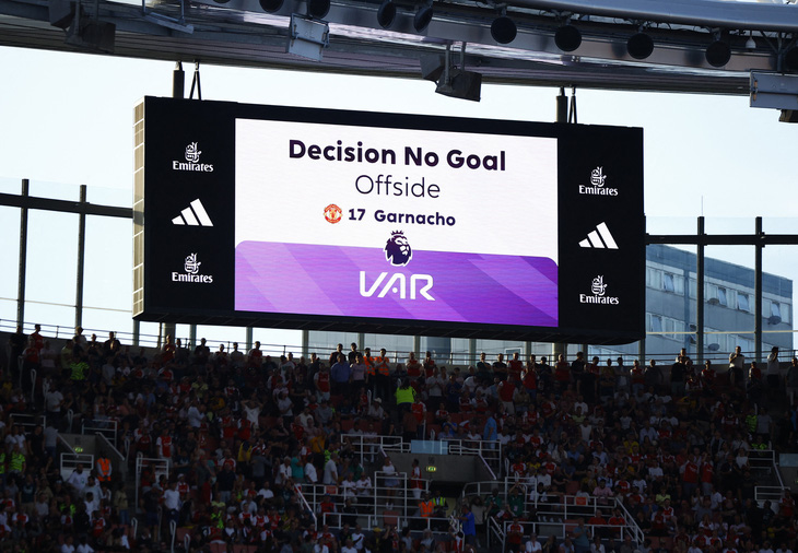 VAR xác định Alejandro Garnacho đã việt vị trước khi ghi bàn cho Man United - Ảnh: REUTERS