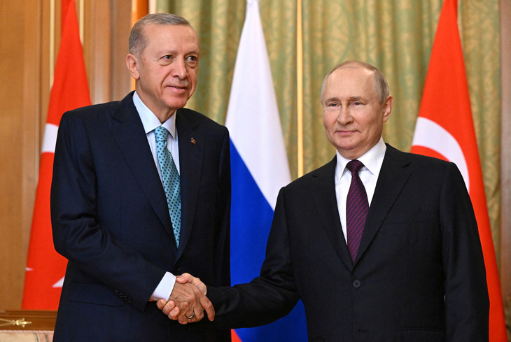 Tổng thống Nga Vladimir Putin (phải) bắt tay Tổng thống Thổ Nhĩ Kỳ Tayyip Erdogan trong cuộc gặp ở Sochi, Nga, ngày 4-9 - Ảnh: REUTERS