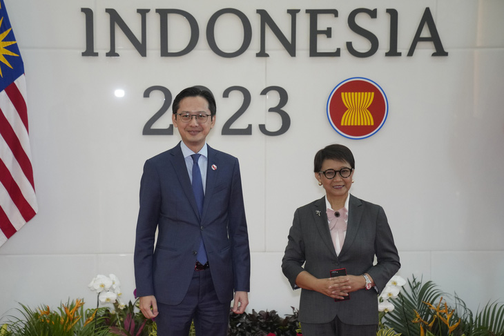 Thứ trưởng Bộ Ngoại giao Việt Nam Đỗ Hùng Việt chụp hình cùng Ngoại trưởng Indonesia Retno Marsudi. Bên cạnh những kết quả đạt được, Ngoại trưởng Retno cho rằng ASEAN vẫn phải đối mặt với một số thách thức, bao gồm tình hình ở Myanmar, trong đó Indonesia với vai trò Chủ tịch ASEAN đang nỗ lực thúc đẩy một giải pháp thống nhất - Ảnh: AFP