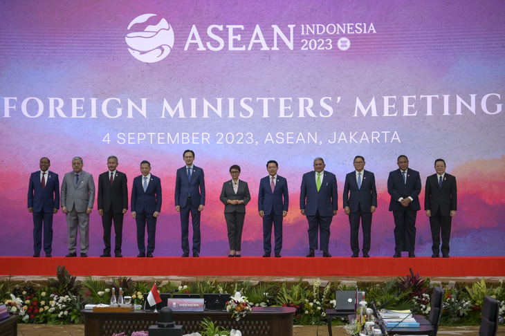 Hội nghị Bộ trưởng Ngoại giao ASEAN diễn ra trước thềm Hội nghị Cấp cao ASEAN lần thứ 43 và các hội nghị cấp cao liên quan. Đây là chuỗi hoạt động cấp cao quan trọng kết thúc Năm Chủ tịch ASEAN 2023 của Indonesia với chủ đề “Một ASEAN tầm vóc: Tâm điểm của tăng trưởng” - Ảnh: AFP