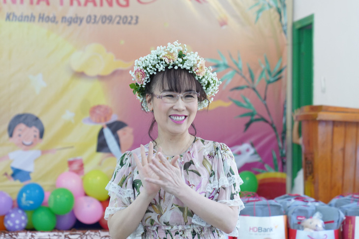 Nữ tỉ phú Nguyễn Thị Phương Thảo với vòng hoa cài đầu do các em làng trẻ SOS kết tặng - Ảnh: HDB
