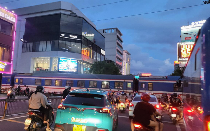 Tai nạn ở Phú Nhuận, đoàn tàu lửa nằm chắn ngang đường lớn