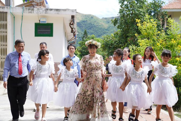 Các em nhỏ tại làng SOS Nha Trang gửi gắm tình cảm tới nữ doanh nhân - Ảnh: HDB