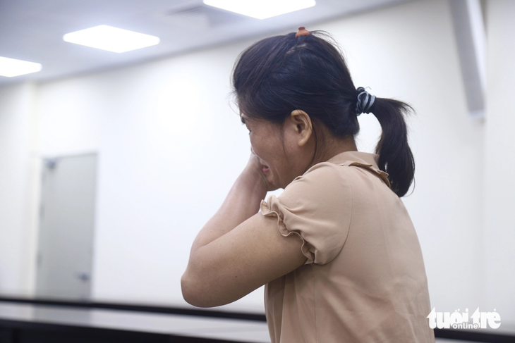 Chị Phùng Thị Tuyên (mẹ nạn nhân) khóc nức nở khi kể lại vụ việc con trai bị hai bảo mẫu bạo hành tử vong - Ảnh: DANH TRỌNG