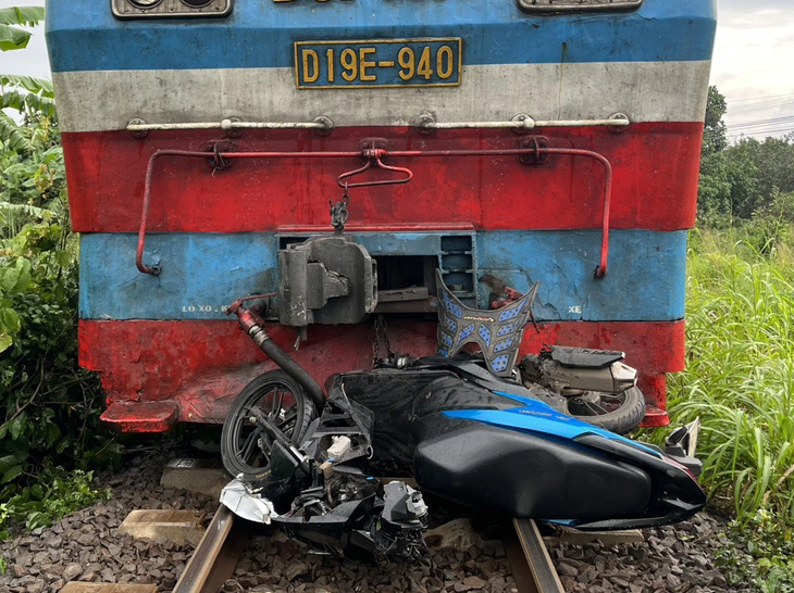 Sau cú tông mạnh, tàu hỏa hất văng xe máy hơn 100m khiến đôi nam nữ chết tại chỗ - Ảnh: TRUNG ANH
