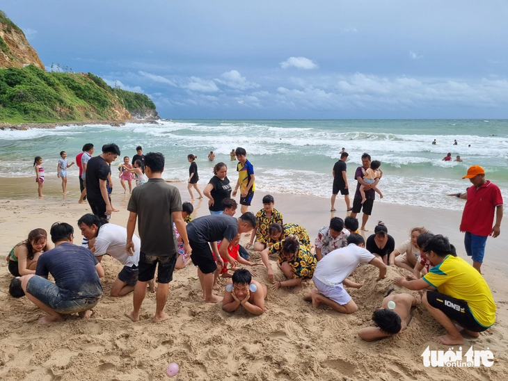 Chiều 3-9, thời tiết ở Nam Du đẹp nên nhiều khách du lịch ra bãi Cây Mến vui chơi và tắm biển - Ảnh: LÝ LỢI