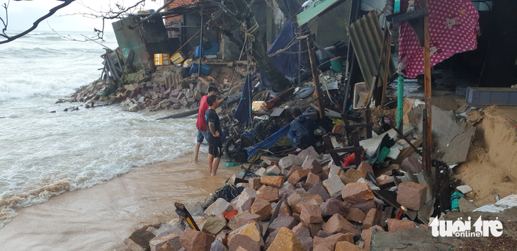 Bão số 3 gây sóng lớn đánh vào bờ, làm sạt lở nhiều nhà dân ở khu phố 5, phường An Thới, TP Phú Quốc, Kiên Giang - Ảnh: DUY KHÁNH