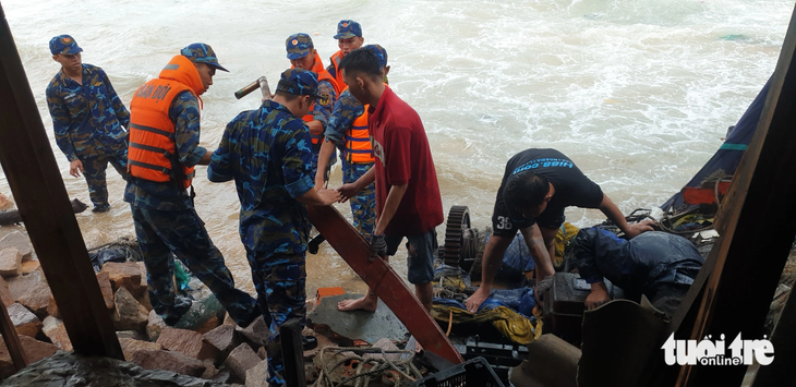 Lực lượng cán bộ, chiến sĩ Vùng 5 Hải quân giúp đỡ người dân di dời đồ đạc đến nơi an toàn - Ảnh: DUY KHÁNH