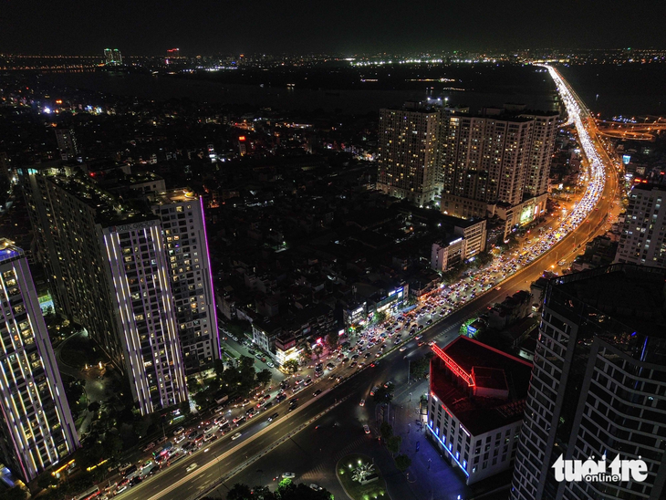 Hàng dài xe cộ hướng về trung tâm Hà Nội thông qua cầu Vĩnh Tuy vào tối 3-9 - Ảnh: HỒNG QUANG