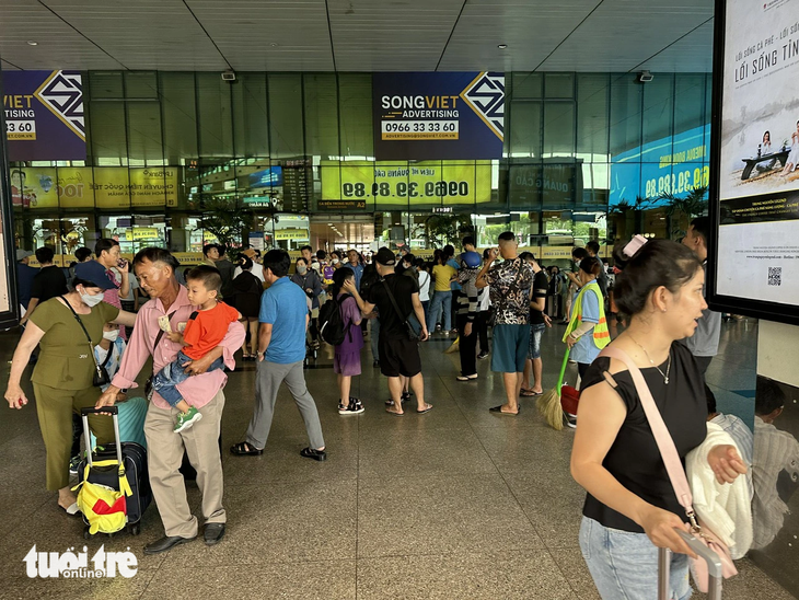 Người dân trở lại TP.HCM sau kỳ nghỉ lễ nhưng khu vực sân bay Tân Sơn Nhất thông thoáng - Ảnh: CÔNG TRUNG
