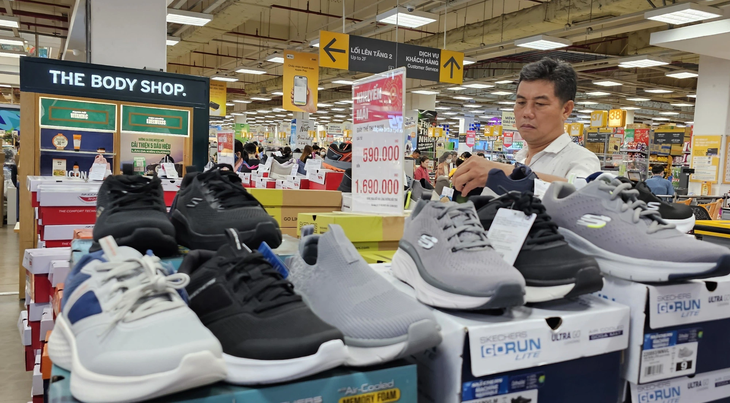 Giày dép được khuyến mãi sâu tại một siêu thị ở TP.HCM trong dịp lễ 2-9 - Ảnh: N.TRÍ