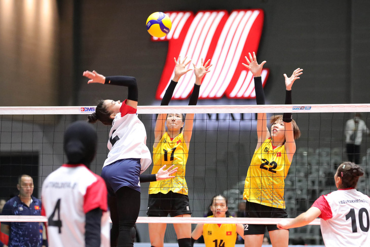 Tuyển bóng chuyền nữ Việt Nam (áo vàng) đang có phong độ ấn tượng tại Giải vô địch châu Á 2023 - Ảnh: AVC
