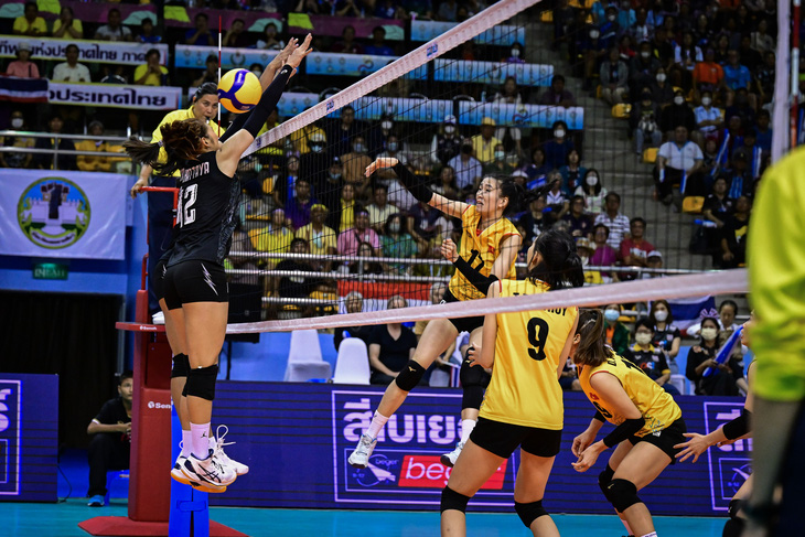 Tuyển bóng chuyền nữ Việt Nam (áo vàng) thi đấu trước Thái Lan - Ảnh: AVC