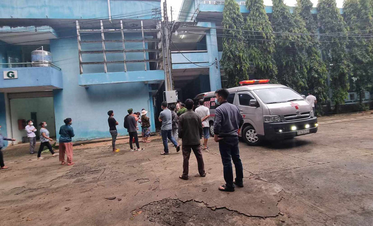 Công an tỉnh Bình Thuận trưng cầu giám định tử thi nạn nhân tại bệnh viện - Ảnh: MAI THỨC