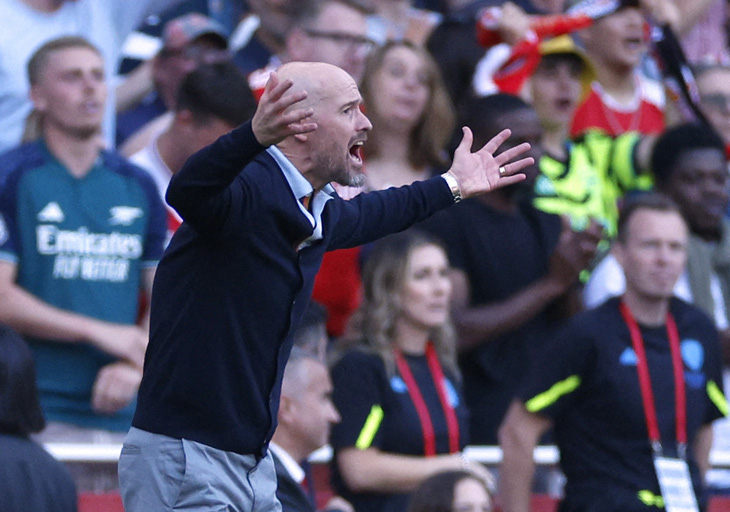HLV Erik Ten Hag tỏ ra không hài lòng về công tác trọng tài sau trận thua Arsenal - Ảnh: REUTERS
