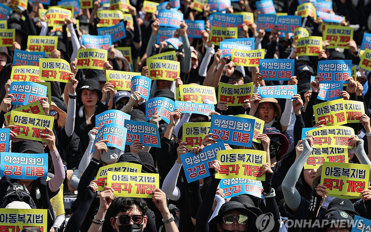Giáo viên Hàn Quốc xuống đường rầm rộ vì bị phụ huynh áp bức