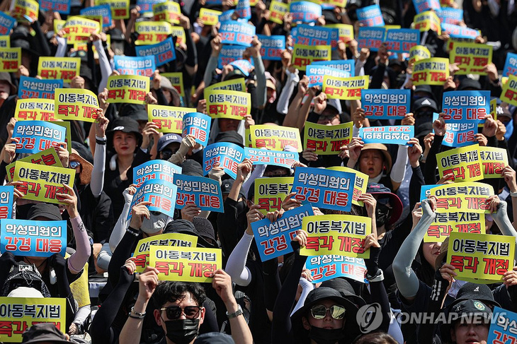 Khoảng 500.000 giáo viên tham gia biểu tình tại quận Yeongdeungpo, thủ đô Seoul chiều 2-9 vừa qua - Ảnh: YONHAP