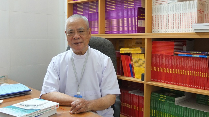 Giáo sư Văn Tần ngồi làm việc tại Bệnh viện Bình Dân (TP.HCM) - Ảnh: TRẦN NHUNG