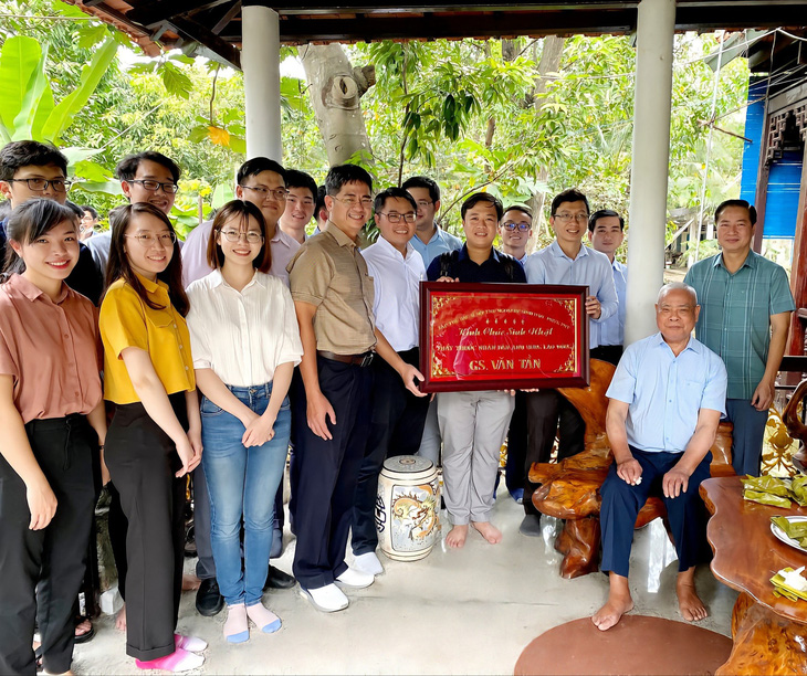Các giảng viên Trường đại học Y khoa Phạm Ngọc Thạch TP.HCM thăm GS.TS Văn Tần vào năm 2022 - Ảnh: ThS.BS CKI Lê Anh Duy cung cấp