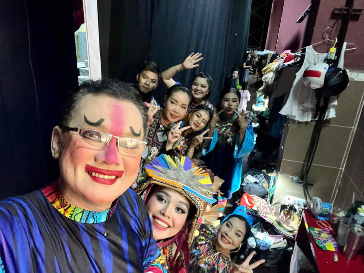 Nghệ sĩ Hữu Châu chụp ảnh cùng các diễn viên đội rối Nụ Cười tham gia Ngày xửa ngày xưa 34 trong hậu trường - Ảnh: Facebook nghệ sĩ Hữu Châu