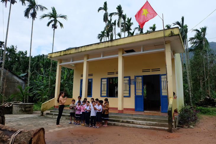 Tinh thần chung, lãnh đạo tỉnh Quảng Ngãi dự lễ khai giảng ở các trường sẽ không đánh trống, không phát biểu. Trong ảnh: cô và trò chuẩn bị đón năm học mới tại một điểm trường ở địa phương - Ảnh: TR.M.