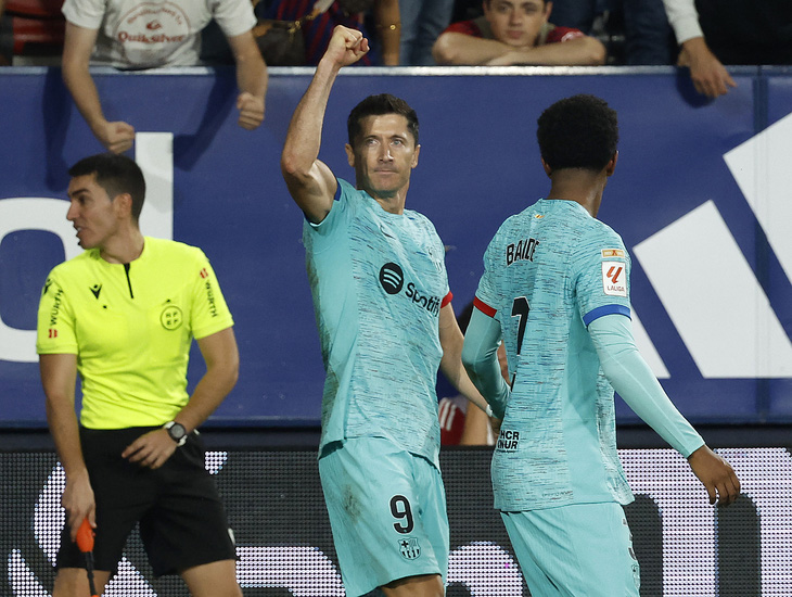 Lewandowski giúp Barca thắng sát nút Osasuna - Ảnh: REUTERS