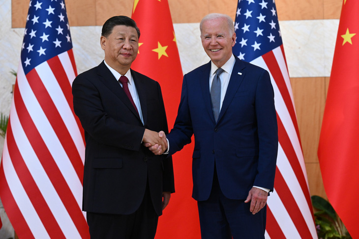 Tổng thống Mỹ Joe Biden (phải) bắt tay với Chủ tịch Trung Quốc Tập Cận Bình tại Hội nghị Thượng đỉnh G20 tại Bali (Indonesia) hồi tháng 11-2022 - Ảnh: AFP