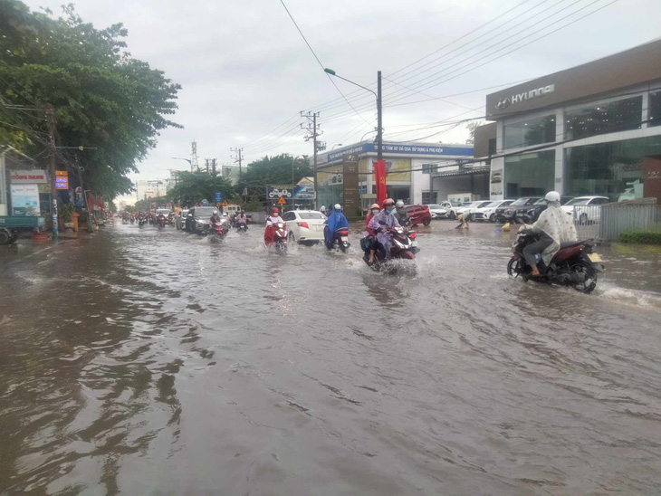 Triều cường gây ngập đường Cách Mạng Tháng Tám, quận Ninh Kiều, TP Cần Thơ sáng 4-9 - Ảnh: T.L